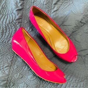 🩷 TALBOTS Women's Pink Shiny Patent Peep Toe Wedges 7.5 Retro Preppy Classic